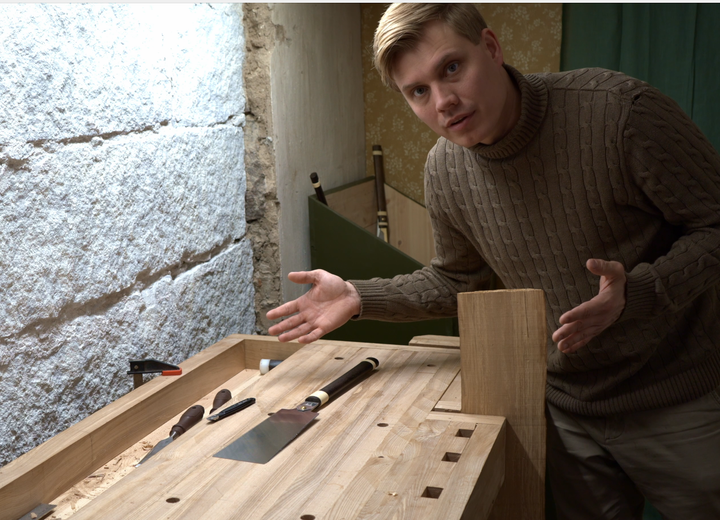 Me gesturing towards the tail vise